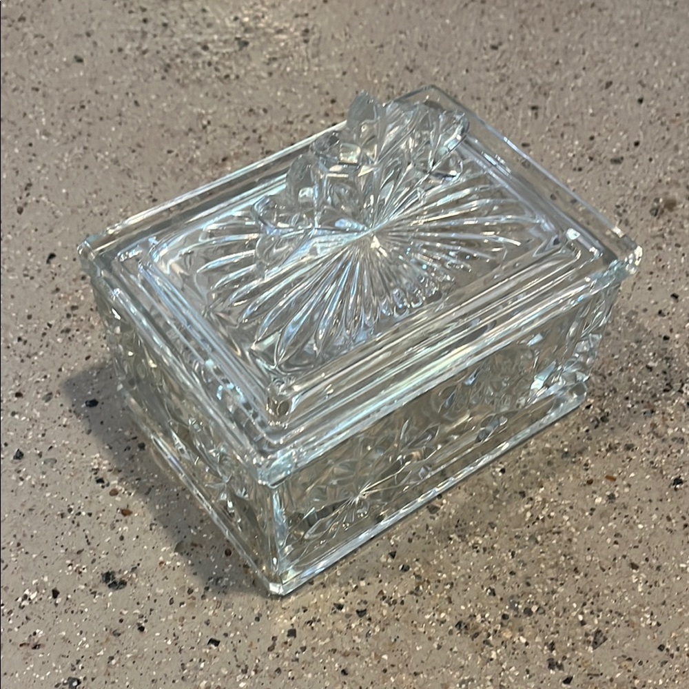 HEAVY CLEAR GLASS CANDY DISH WITH LID SNOWFLAKE PATTERN - Picture 3 of 9
